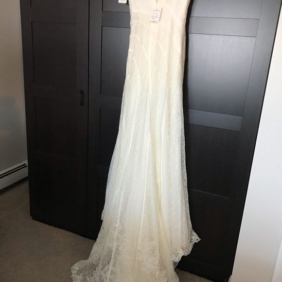 Vera Wang Wedding gown - Picture 2 of 3